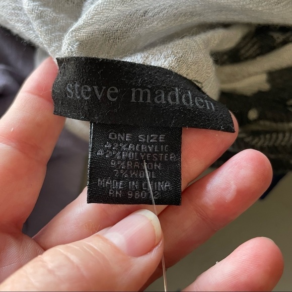 Steve Madden NWT Infinity Scarf Black and Gray - Picture 4 of 5